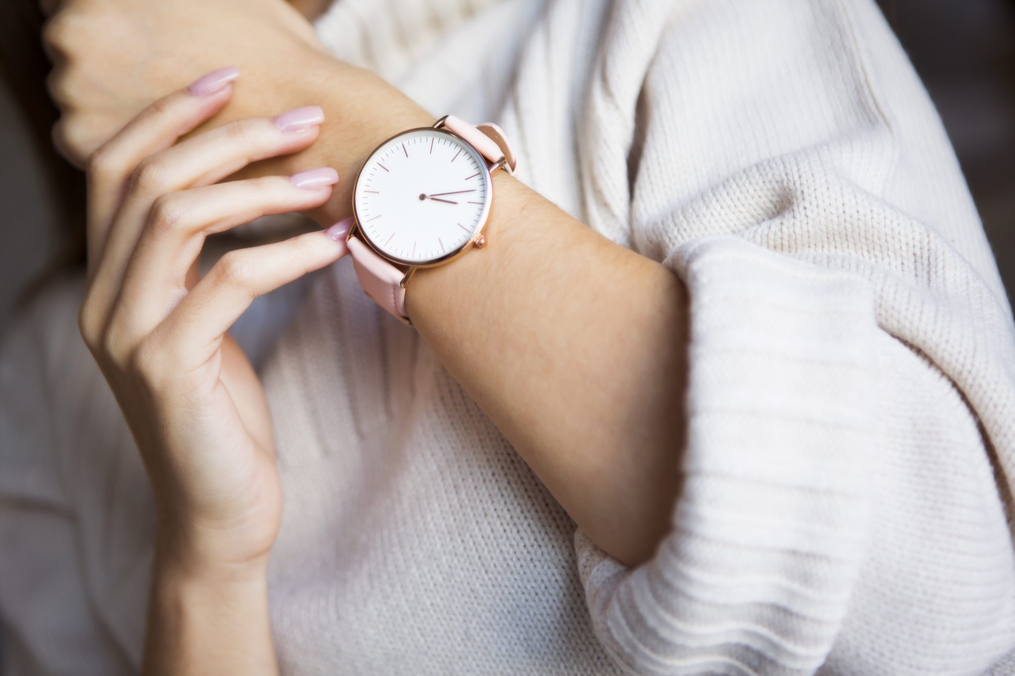 К чему снятся наручные часы на руке. Часы на руке. Часы на руку женские. Женская рука с часами. Красивые часы на руку.